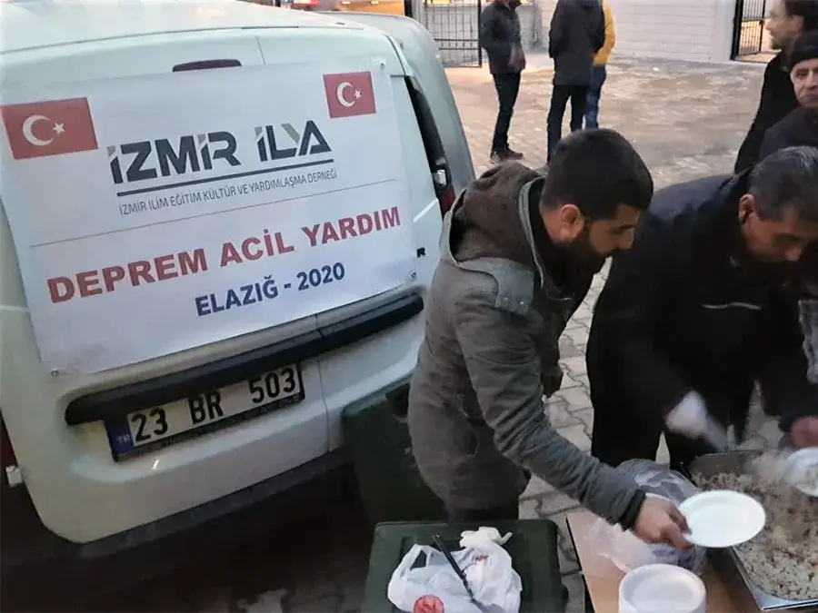 İZMİR İLYA Derneği gönüllüleri Elazığ depremzedelerine sıcak yemek dağıtıyor